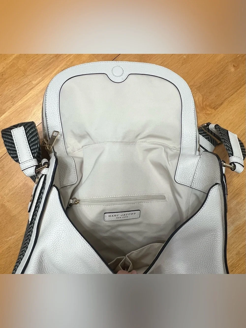 Marc Jacobs The Groove Leather Messenger Bag in Cream